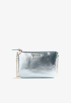 Petit sac clutch métallique bleu clair avec chaîne dorée, fermeture éclair et logo de marque doré au centre avant.