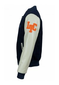 Pánská varsity bunda s navy modrým tělem, krémovými koženými rukávy, vyšívaným oranžovým logem "LTC" a žebrovanými manžetami a spodním lemem.