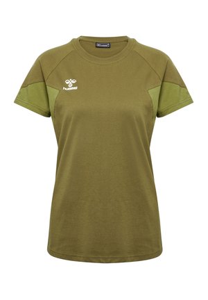 Oliven grøn kortærmet T-shirt med raglanærmer, lavet af blødt stof, med et hvidt logo på øverste venstre side.