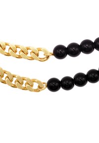 Gouden schakelkette en zwarte kraalketting met afwisselende segmenten van glanzende gouden schakels en gladde zwarte kralen.