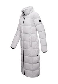 Long manteau d'hiver blanc matelassé avec col montant, fermeture éclair noire, poches latérales et boutons-pression noirs le long de la couture latérale inférieure.