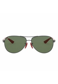 Occhiali da sole Ray-Ban con lenti verdi, montatura in metallo grigio, dettagli rossi sui naselli e punte delle astine marroni. Design classico da aviatore.