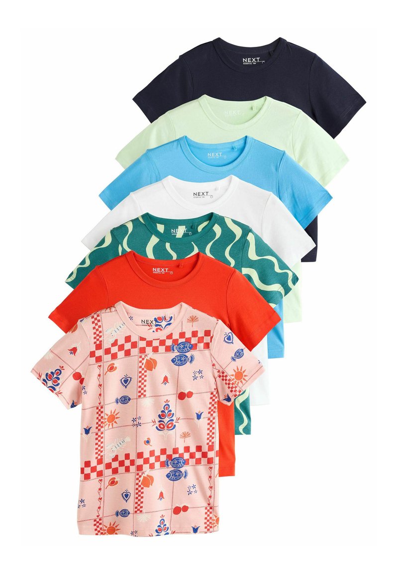 Set van zeven t-shirts in verschillende kleuren: marineblauw, muntgroen, lichtblauw, wit, donkergroen met patroon, oranje en een gebloemd roze ontwerp met motieven.