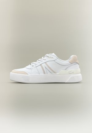 Białe niskie sneakersy z beżowymi akcentami z zamszu, wiązane z przodu, z grubą podeszwą i subtelnym bocznym logo na neutralnym tle.