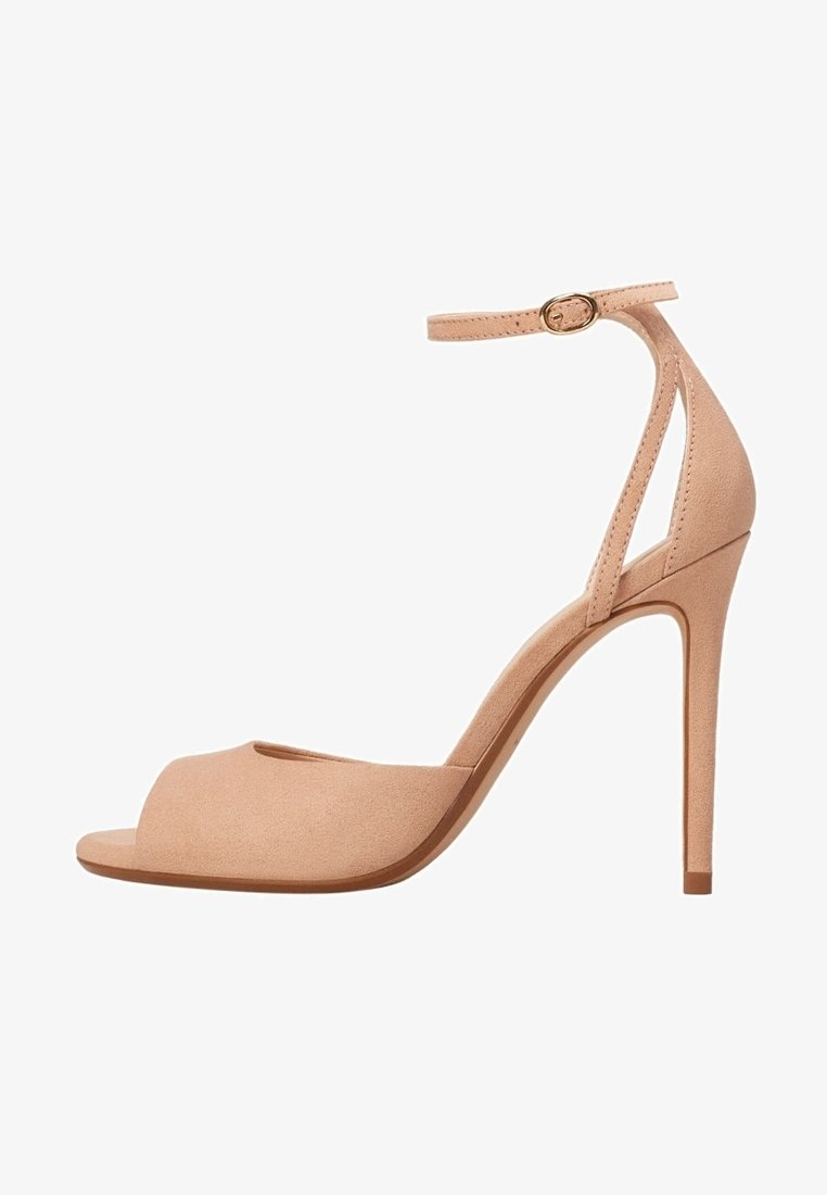 Sandale beige en daim à talons hauts avec bout ouvert, bride cheville avec boucle et talon aiguille fin.