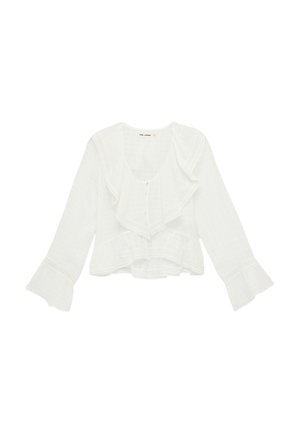 Blusa blanca de manga larga con cuello y puños con volantes, detalles de encaje y cierre frontal con botones.
