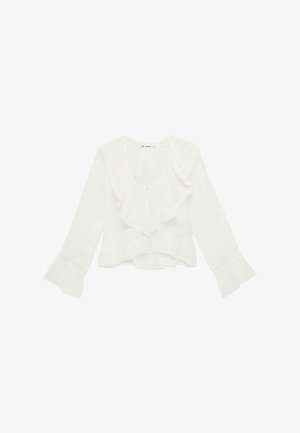 Blusa blanca de manga larga con cuello y puños con volantes, detalles de encaje y cierre frontal con botones.