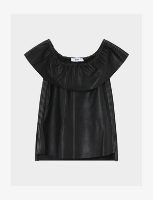 Črna usnjena majica z izrezom čez ramena, z nabranim vratnim izrezom in belimi šivi ob straneh.
