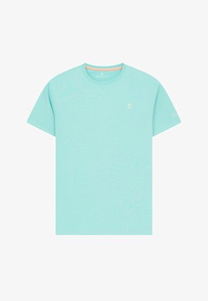 Camiseta de manga corta de color azul claro con cuello redondo, pequeño logo bordado en el lado izquierdo del pecho y detalle sutil de costuras en las mangas.