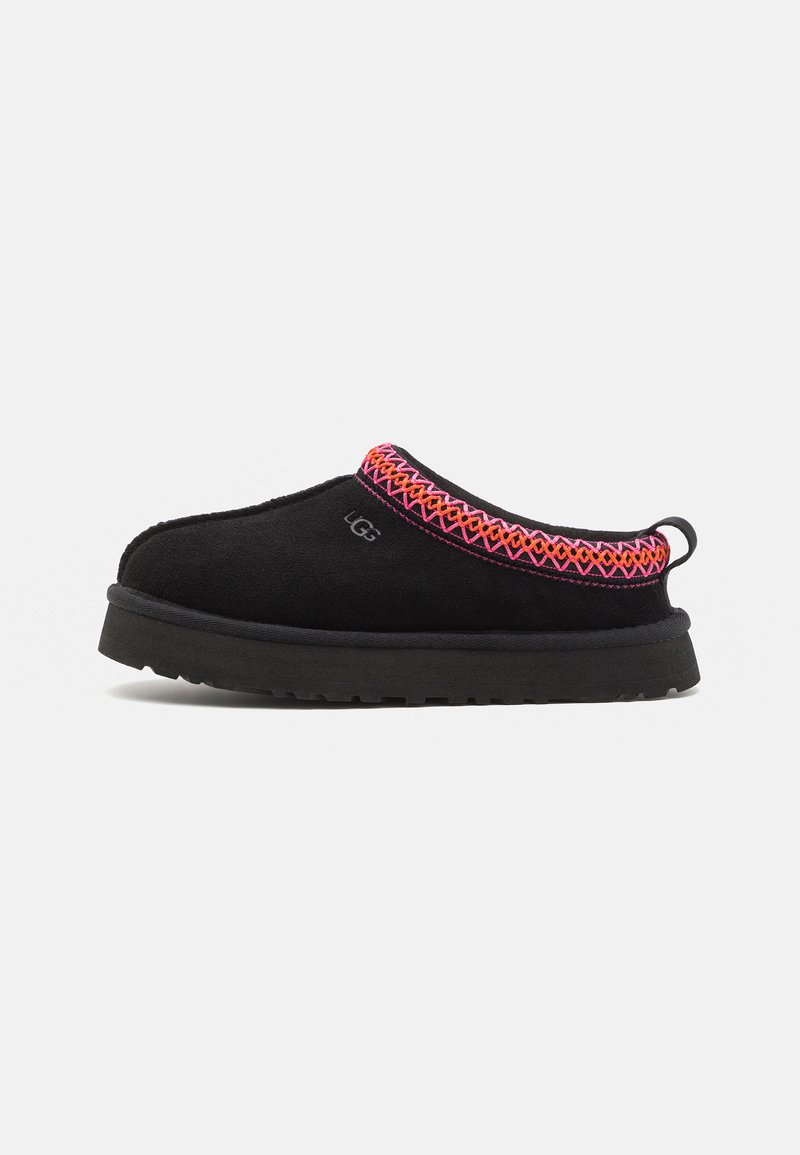 Sort slippers med en blød suede-overdel, der har lyserøde og orange broderede detaljer langs kraven og en slidstærk gummisål.