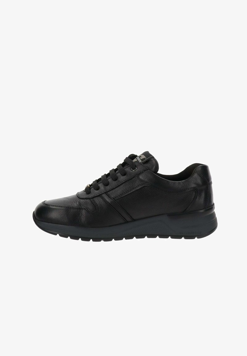 Sneaker in pelle nera con punta rotonda, chiusura con lacci, tomaia testurizzata e suola in gomma imbottita con delicati dettagli laterali.