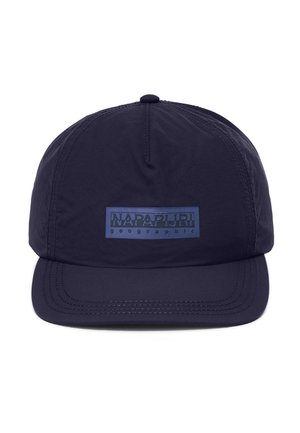 Donkerblauwe pet met een stijve gebogen klep en een rechthoekige logopatch met de tekst "NAPAPIJRI geographic" in het midden aan de voorkant.