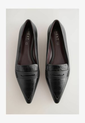 Černé kožené mokasíny s texturou krokodýlího vzoru, špičaté špičky a hladký kožený pásek přes vrchní část. Jemné branding uvnitř.