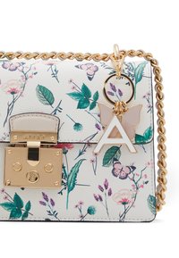 Borsa in pelle bianca con stampa floreale, dotata di accessori in oro, un ciondolo a forma di farfalla e un portachiavi con la lettera "A". Presenta una chiusura a pattina e una tracolla a catena.
