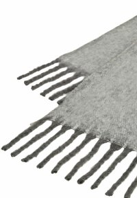 Gråt tørklæde lavet af blødt stof, der har en glat tekstur, med lange, snoede frynser langs den ene kant. Rektangulær form.