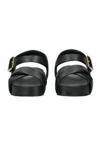 Schwarze Leder-Sandalen mit einem Kreuzriemendesign und einer Schnallenakzent. Dicke Plateausohle. Glatte Textur, offenes Zehen-Design.