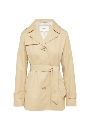 Cappotto beige con design doppiopetto, ampio colletto, cintura e due tasche laterali. Presenta un rivestimento interno a righe.