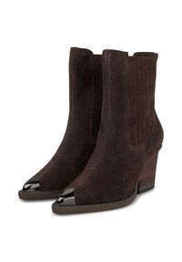 Bottines en suède marron avec un bout arrondi et des accents métalliques. Présente un tissu côtelé sur les côtés et un talon en bois texturé.