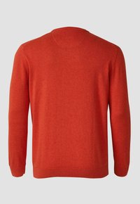 Roter Pullover mit schlichter Strickstruktur, langen Ärmeln und rundem Ausschnitt. Saum und Bündchen sind mit einem gerippten, einfarbigen Abschluss versehen.