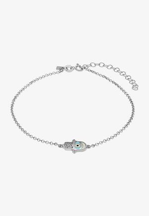 Sølv kædearmbånd med en håndformet charm med øje detalje. Charme har en glat overflade og subtile blå nuancer. Justerbar længde.