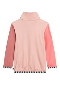 Helle rosa Sportjacke mit rosa Ärmeln, hohem Kragen und schwarzem und weißem gestreiften Saum. Glatte Textur, lässiges Design.