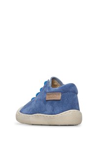 Chaussure en cuir bleu avec semelle en caoutchouc beige, bout rond et lacets bleus. Présente une étiquette beige embossée avec "NATURINO BAREFOOT."