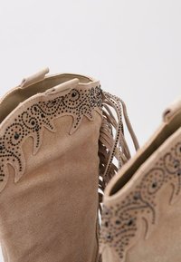 Alma en Pena Botas de tacón - brown