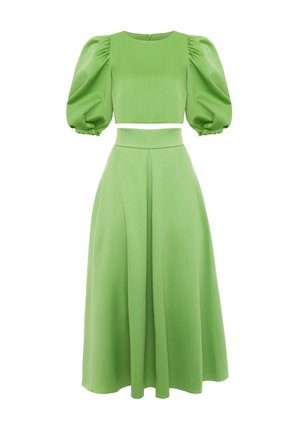 Zielony zestaw składający się z dwóch części, zawierający krótki top z bufkami oraz spódnicę o wysokim stanie, sięgającą do ziemi, wszystko wykonane z gładkiego, teksturowanego materiału.