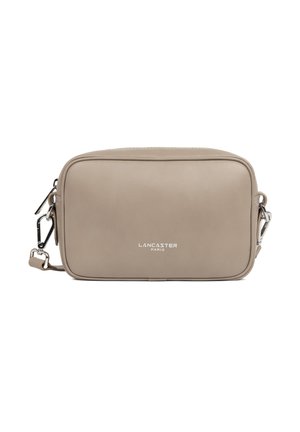 Borsa a tracolla rettangolare in pelle beige con hardware argentato, logo impresso e tracolla rimovibile. Texture liscia con design minimalista.