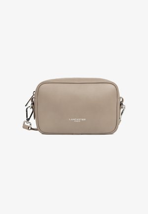 Borsa a tracolla rettangolare in pelle beige con hardware argentato, logo impresso e tracolla rimovibile. Texture liscia con design minimalista.