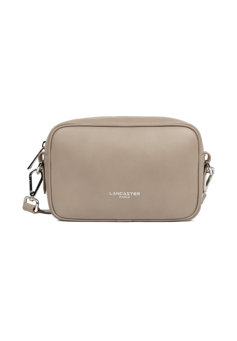 Borsa a tracolla rettangolare in pelle beige con hardware argentato, logo impresso e tracolla rimovibile. Texture liscia con design minimalista.