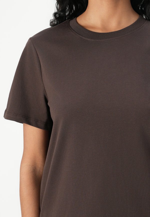PCRIA SOLID TEE - Basic T-shirt - hot fudge4