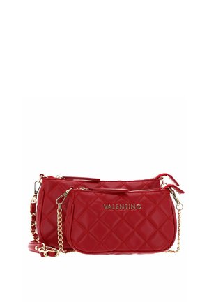 Deux sacs à bandoulière matelassés rouges Valentino avec des sangles en chaîne dorée et des fermetures éclair, exposés sur fond blanc.