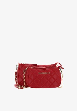 Deux sacs à bandoulière matelassés rouges Valentino avec des sangles en chaîne dorée et des fermetures éclair, exposés sur fond blanc.