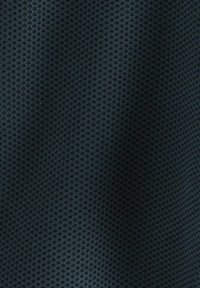 Tissu en maille noir avec un motif texturé fin, présentant de petits trous uniformes pour la respirabilité et la flexibilité.