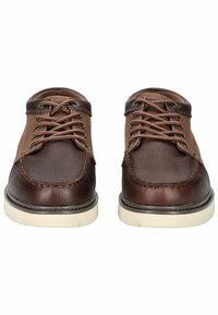 Zapatos de cuero marrón con acentos de textil de un marrón más claro, punta redonda y suela plana. Presentan ojales metálicos y cordones.