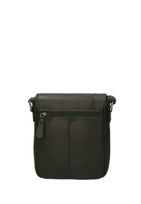 Borsa a tracolla in pelle nera con patta, chiusura con zip, tasca frontale e dettagli di cucitura sottili. Texture liscia e forma rettangolare.