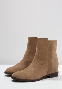 Esprit Botines de cuña - beige