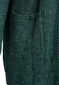 Zaļš adīts džemperis ar teksturētu apdari, kuram ir viena priekšējā kabata un ribota detalizācija gar malām.