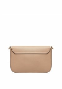 Beżowa torebka kopertówka z fakturą, z klapką i złotymi akcentami. Prostokątny kształt, gładka powierzchnia i minimalistyczny design.
