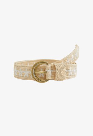 Ceinture en tissu tissé beige avec motif brodé blanc et boucle ronde en laiton, partiellement enroulée sur fond blanc.