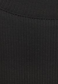 Čierna ribbed tkanina s vertikálnou textúrou, ktorá má hladký pletený vzor a jemný lesk. Ideálna pre aplikácie na oblečenie.