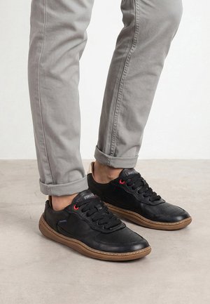 Pikolinos ARANJUEZ UNISEX czarny