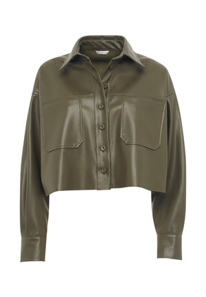 Veste-chemise en cuir olive, courte, avec col, fermeture à boutons sur le devant, deux poches poitrine et manches longues. Texture lisse.