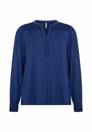 Marineblauwe blouse met lange mouwen, featuring een gerimpelde schouderdetail en een knopenrij. Gemaakt van zachte stof met een gladde textuur.