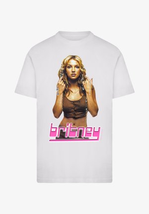 Weißes T-Shirt mit einem bedruckten Bild einer Frau mit langen Haaren und Perlenaccessoires, begleitet von dem Namen "britney" in pinkfarbener, stilisierter Schrift.