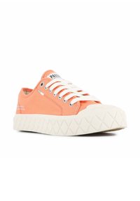Adidași portocalii din pânză, cu șireturi albe, vârf din cauciuc și talpă texturată de culoare off-white. Detaliu logo pe lateral, de culoare albă.