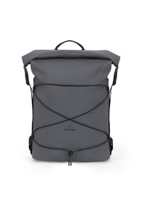 Zaino grigio a risvolto realizzato in materiale impermeabile, con un design di cordino elastico nero sulla parte anteriore e spallacci regolabili.