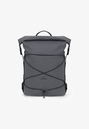 Szürke, vízálló anyagból készült, roll-top hátizsák, fekete rugalmas zsinórral a frontján, állítható vállpántokkal.