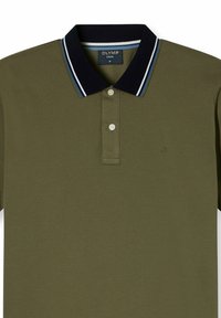 Olijfgroen poloshirt met een navy kraag met witte en blauwe strepen, twee witte knopen en een klein geborduurd logo op de borst.